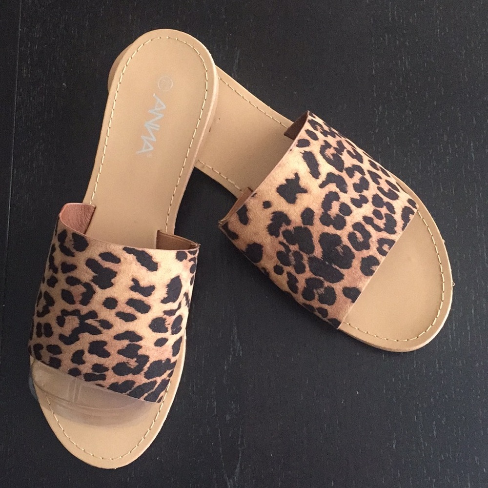 Beautiful never worn leopard sandals could fit7-8